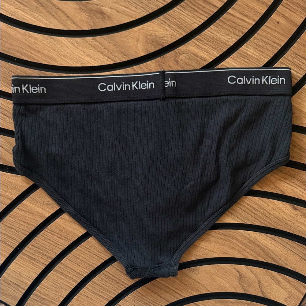 Calvin Klein - Picture 4 of 5